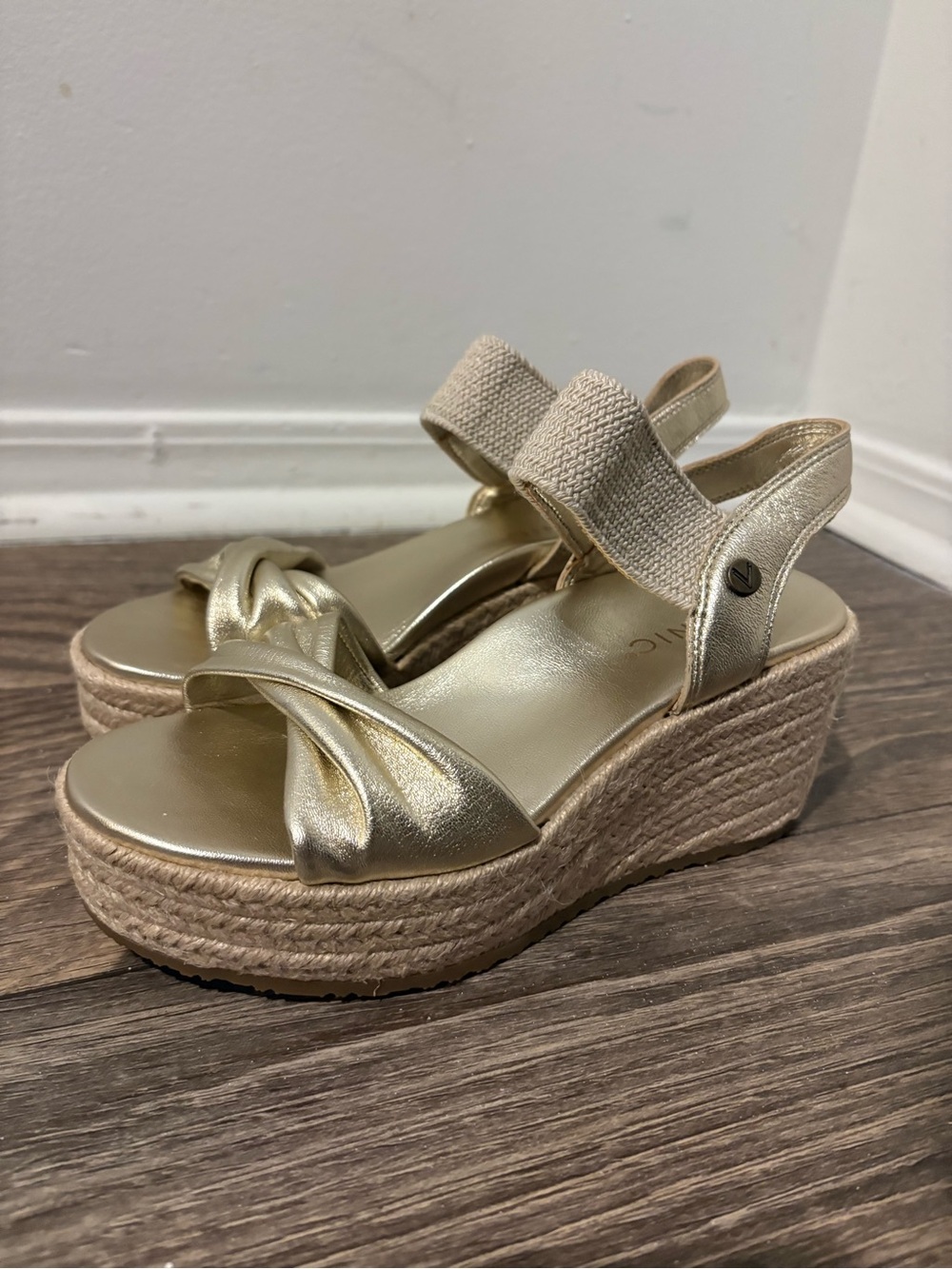 Vionic Darla Gold Metallic Espadrille Wedge Sandals Women’s Size 5